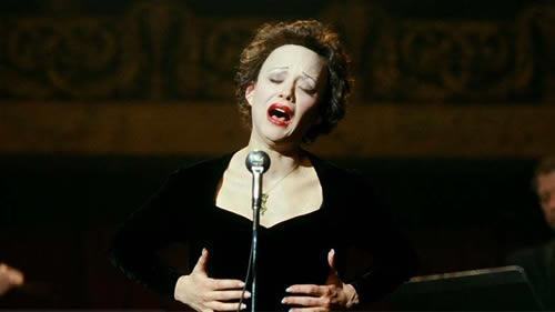 O filme é francês, dirigido por Olivier Dahan, e conta, por meio de um roteiro não cronológico, a vida da famosa cantora Édith Piaf. (Foto: Divulgação/PMSJC)