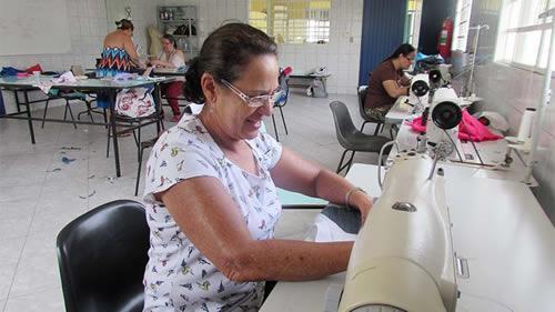 O Fundo Social de Solidariedade está com inscrições abertas para os cursos de corte, costura e confecção de lingerie. (Foto: Divulgação/PMSJC)