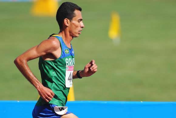 O maratonista Marilson dos Santos diz que corre 220 quilômetros por semana durante os treinos. (Foto: Wagner Carmo/CBAt) 