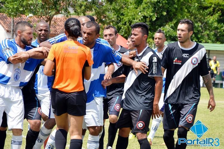 Jogador do Araretama tentando proteger a árbitra Adele. (Foto: Alex Santos/PortalR3)