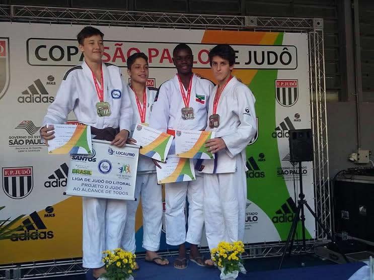 Judocas de Pinda exibem diplomas e medalhas na Copa São Paulo. (Foto: Divulgação) 