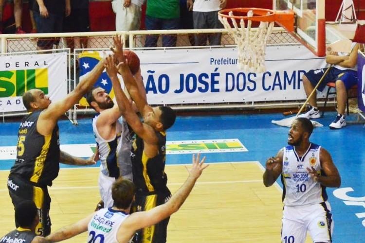 O técnico Cristiano Ahmed também lamentou a derrota, mas fez um balanço positivo diante de um cenário complexo com saída de atleta e lesões de peças importantes. (Foto: Tião Martins/PMSJC 