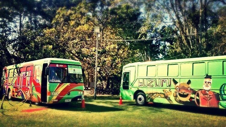 Com o patrocínio da CCR NovaDutra, ônibus que se transforma em teatro estaciona nas cidades de Pindamonhangaba, Roseira e Aparecida, entre os dias 1º e 8 de abril. (Foto: Divulgação)