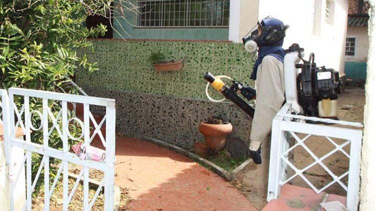 O objetivo é recolher os objetos que podem acumular água, além de fazer uma varredura contra o mosquito.(Foto: Beto Faria|PMSJC)