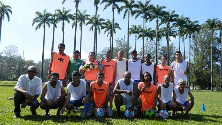 O time “Bola pra Frente” é composto por 15 atendidos que praticam a modalidade três vezes por semana. (Foto: Natália Ribeiro/PMSJC)