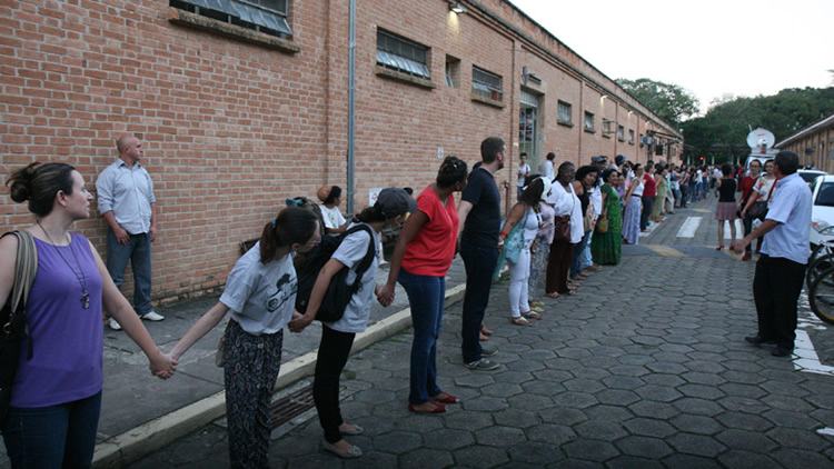 Grupo comemora com abraço simbólico o prédio da Tecelagem Parahyba. (Foto: Antonio Basilio/PMSJC)