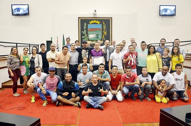 O homenageado e amigos na sessão da Câmara. (Foto: Divulgação/CMVP)