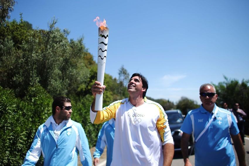 Ex campeão Olímpico Giovanne Gavio carrega a tocha no início do revezamento da tocha olímpica. (Foto: Roberto Castro/ME)