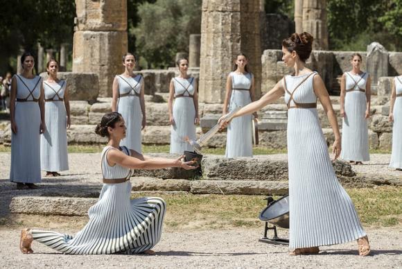 No ritual milenar, a atriz Katerina Lehou, representando a sacerdotisa do templo de Hera, acendeu a chama Olímpica. Divulgação/Comitê Olímpico Brasileiro)