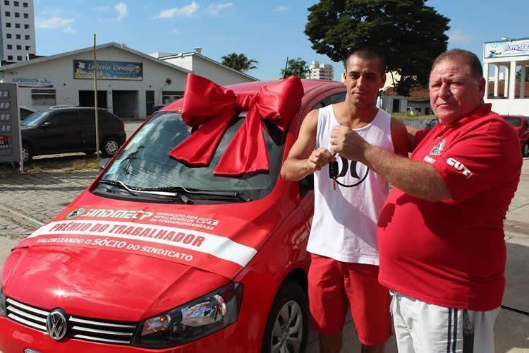 Mamão com o ganhador do carro do ano passado, Guilherme Lima, que na época havia acabado de ser dispensado e ficou muito feliz com o prêmio. (Foto: Guilherme Moura)