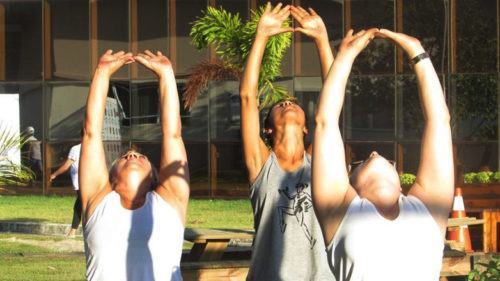 O Centro da Juventude realiza semanalmente aulas de Yoga, porém, essa será diferenciada, porque terá uma saudação especial ao Sol. (Foto: Divulgação/PMSJC)