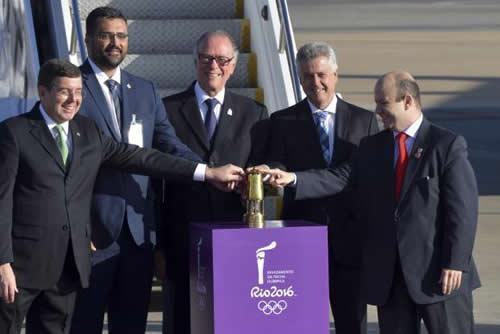 Brasília - A lanterna contendo a Chama Olímpica chega ao Aeroporto Internacional de Brasília, ponto de partida para um roteiro que, nos próximos 95 dias, incluirá 327 cidades das cinco regiões do país. (Foto: Antonio Cruz/ Agência Brasil)