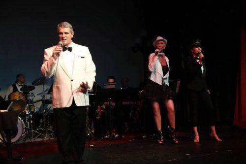 O canadense Rick Valiant, cover do cantor Frank Sinatra, se apresenta às 21h, na sede do evento, na Praia do Perequê. (Foto: Divulgação/PMI) 