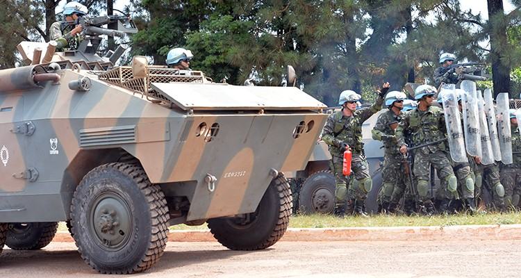 O ponto de partida para o distúrbio simulado foi o confronto entre dois grupos antagônicos. (Foto: Ministério da Defesa)