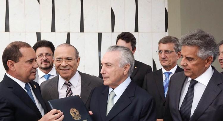 Michel Temer recebe notificação do primeiro-secretário do Senado, Vicentinho Alves (PR-TO). Na foto: Eliseu Padilha e Beto Mansur. (Foto: Marcos Corrêa/ VPR)