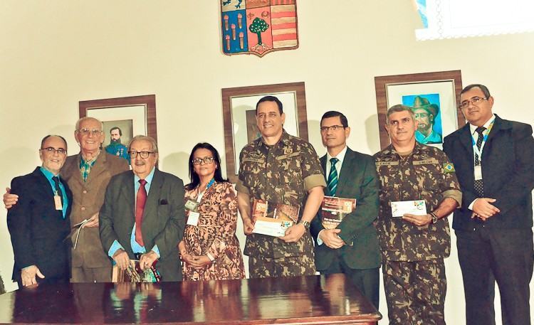 Parte dos convidados junto com o comandante do Batalhão, Coronel Rogério Caum. (Foto: PortalR3)