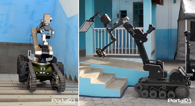 Robôs que estão no 2º BE Cmb, em Pinda. Á esquerda, o Telemax subindo escada e à direita, o tEODor com acessório para raio-x. (Foto: PortalR3)