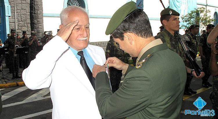 Neudes dos Santos sendo condecorado com medalha da formatura do Dia do Exército no Batalhão Borba Gato em 2010. (Foto: Arquivo/PortalR3)