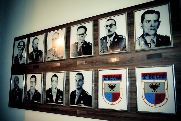 Parte da galeria com os ex-comandantes do Borba Gato. Abaixo e à esquerda, os mais recentes. (Foto: Luis Claudio Antunes/PortalR3)