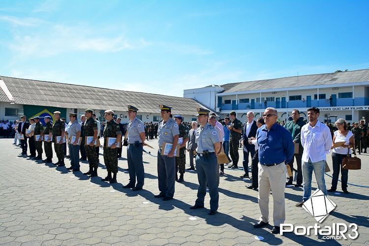 Homenageados com o diploma de Amigo do Batalhão Borba Gato. (Foto: Alex Santos/PortalR3)