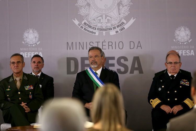 O novo ministro da Defesa, Raul Jungmann, toma posse em cerimônia no Clube da Aeronáutica de Brasília. (Foto: Wilson Dias/ Agência Brasil)