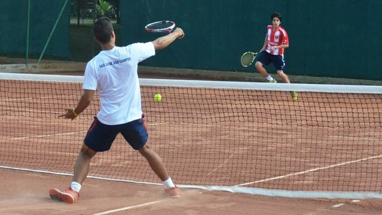 Jogando no Clube de Campo Santa Rita, São José dos Campos superou Lorena no tênis masculino, com vitória nas duas partidas de set único. (Foto: Divulgação/PMSJC) 