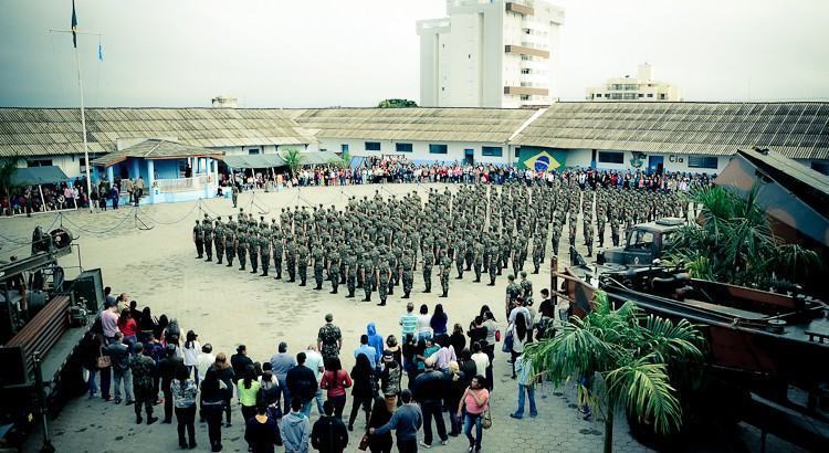 Militares e convidados na formatura da entrega da boina. (Foto: Luis Claudio Antunes/PortalR3)