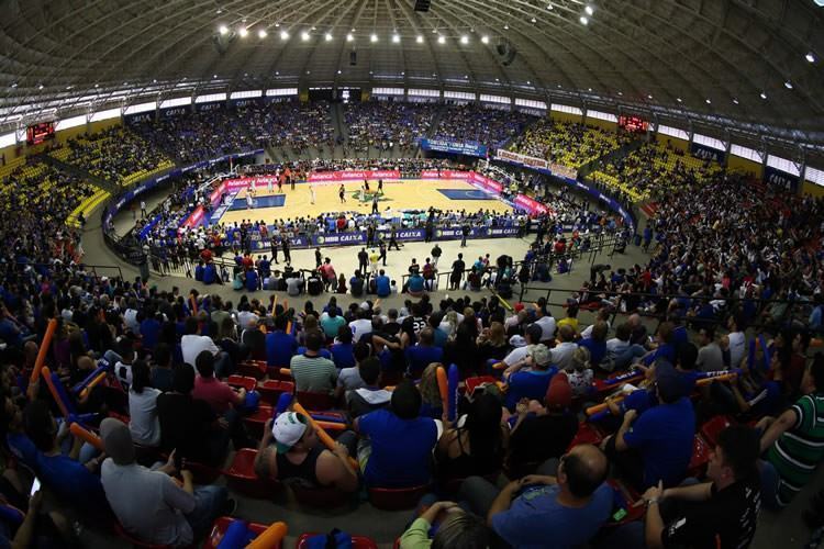 Ginásio Neusa Galetti, em Marília, recebeu mais de 5 mil pessoas neste sábado. (Foto: Luiz Pires/LNB) 