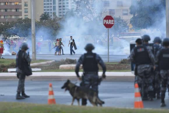 Brasília - Polícia Militar do DF durante protesto contra a realização da Copa do Mundo próximo ao Estádio Nacional de Brasília Fabio Rodrigues Pozzebom/Agência Brasi)