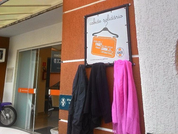 O cabide solidário é aberto para quem quer doar uma roupa e para quem precisa pegar uma roupa para se aquecer. (Foto: Divulgação)