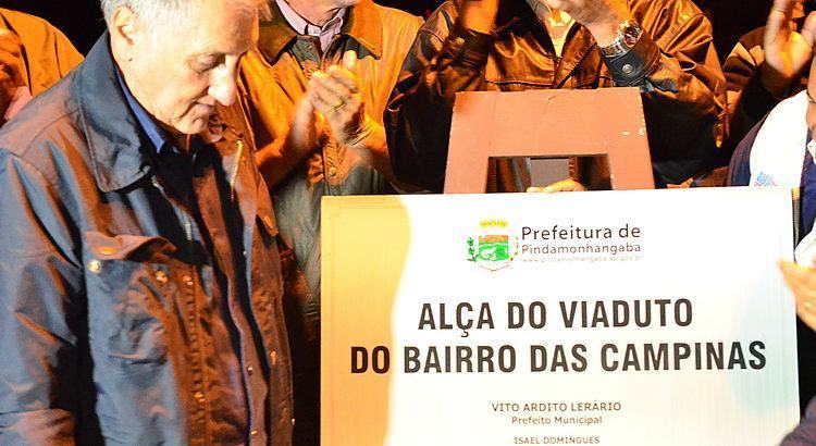 Autoridades, convidados e moradores, durante a inauguração. (Foto: PortalR3)