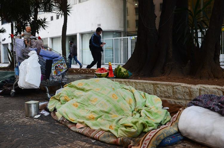 A remoção das camas, sofás e barracas só pode ser feita por agentes das subprefeituras ou contratados. (Foto: Rovena Rosa/Agência Brasil)