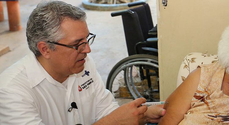 Vacinação contra gripe, sobretudo em idosos, ajuda a reduzir número de infartos, diz o médico Luiz Antônio Machado César . (Foto: Fabio Arantes/SECOM)