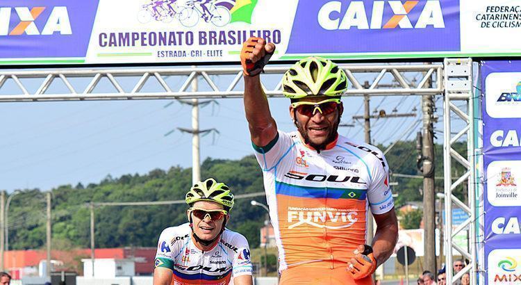 Flávio Santos comemora vitória no Brasileiro em Joinville. (Foto: Luis Claudio Antunes/bike76)