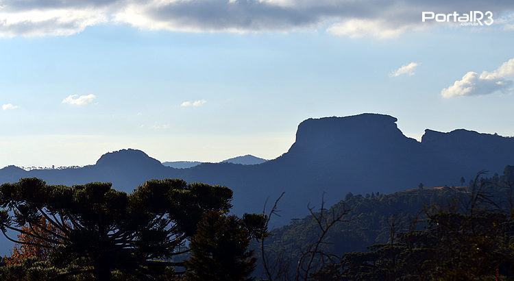 Ao fundo, Pedra do Baú, Bauzinho e Ana Chata. (Foto: Luis Claudio Antunes/PortalR3)