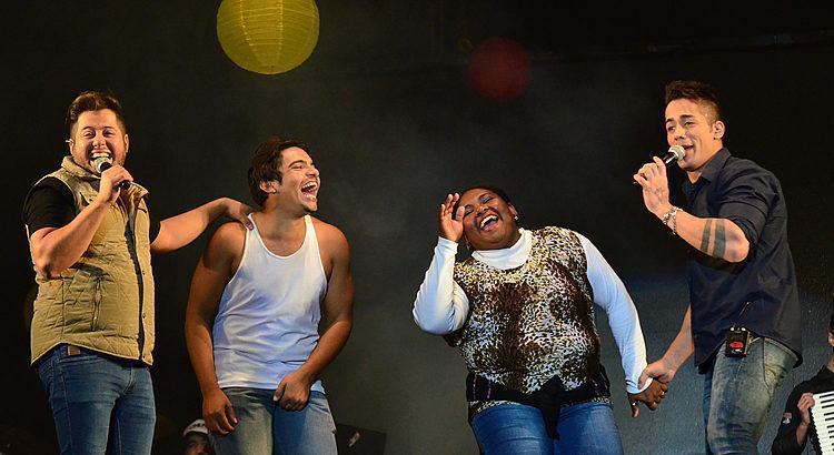 Hugo e Tiago com dois convidados do público no palco do Parque da Cidade. (Foto: Célia Lima/PortalR3)