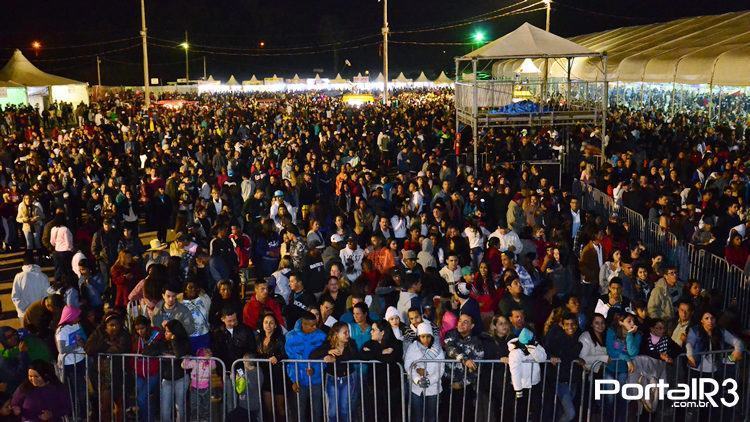 Público acompanhando o show em Pindamonhangaba. (Foto: Célia Lima/PortalR3)