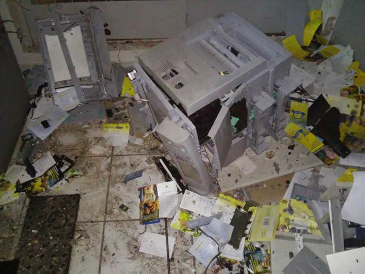 Destroços dos caixas eletrônicos em Natividade da Serra. (Foto: Divulgação)
