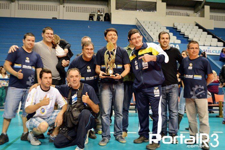 Delegação de São José dos Campos comemorando o título dos Regionais em 2015. (Foto: Alex Santos/PortalR3)