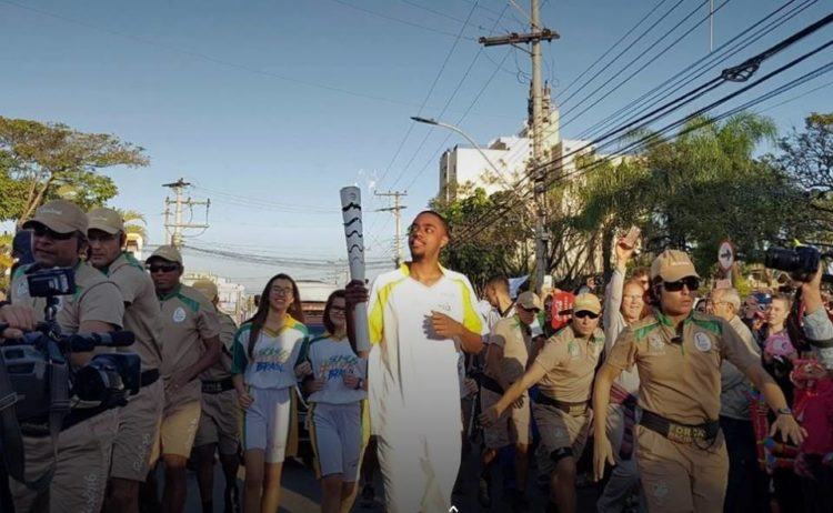 Pulinho, filho do consagrado João do Pulo, carrega a Tocha Olímpica pelas ruas de Taubaté. (Foto: Divulgação)