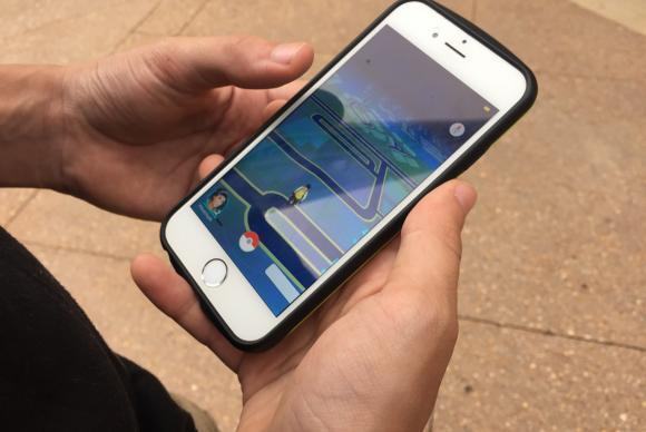 No Pokémon Go, os jogadores usam os celulares para “procurar” os personagens pokémons. (Foto: Leandra Felipe/Agência Brasil)