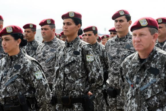 Rio de Janeiro - Militares da Força Nacional, que vão reforçar segurança dos Jogos Olímpicos, desembarcam na Base Aérea do Galeão, recepcionados pelo ministro da Justiça e Cidadania, Alexandre de Moraes. (Foto: Tomaz Silva/Agência Brasil)