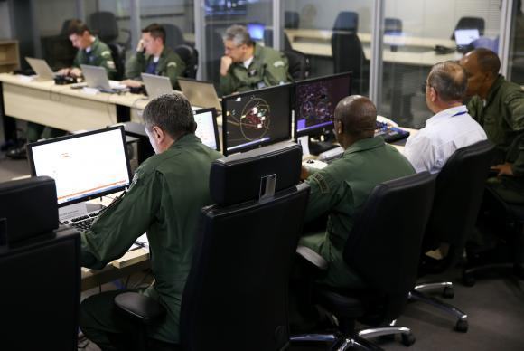 Oficiais da FAB monitoram espaço aéreo a partir da Sala de Decisões do Comando de Defesa Aeroespacial Brasileiro. (Foto: Marcelo Camargo/Agência Brasil)