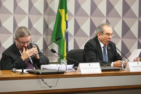 O relator Antonio Anastasia e o presidente da Comissão do Impeachment, Raimundo Lira, durante sessão para discutir relatório sobre processo de impeachment da presidenta afastada Dilma Rousseff. (Foto: Antonio Cruz/Agência Brasil)
