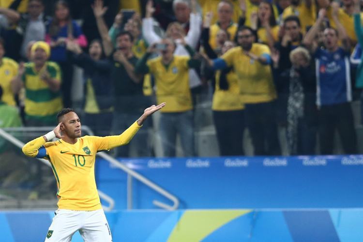 Neymar abriu o placar no primeiro tempo com gol de falta. (Foto: Lucas Figueiredo / MoWa Press)