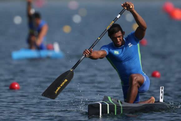 Isaquias Queiroz conquista a medalha de prata na canoagem de velocidade. (Foto: Divulgação/Comitê Olímpico Brasileiro)