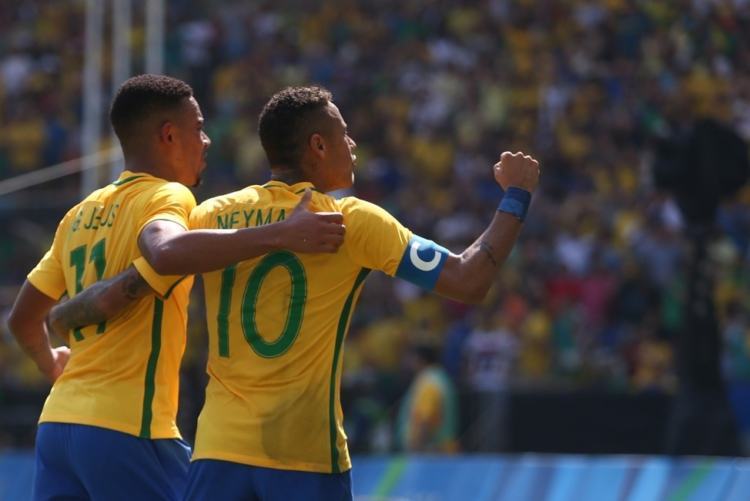 Gabriel Jesus e Neymar comemoram gol brasileiro. (Foto: Lucas Figueiredo/ MoWa Press) 