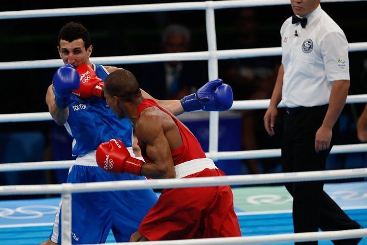 Brasileiro golpeia o francês. (Foto: Fernando Frazão/Agência Brasil)