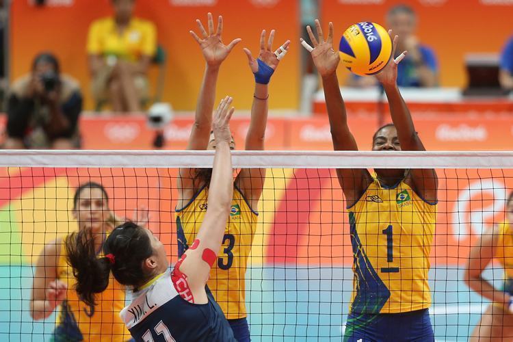 Brasileiras foram superadas pelas chinesas por 3 sets a 2, no ginásio do Maracanãzinho, no Rio de Janeiro, pelas quartas de final. (Inovafoto/CBV) 