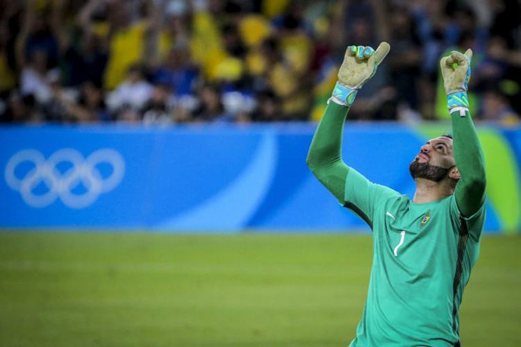 Weverton agradecendo. Goleiro brasileiro pegou um pênalti dos alemães. (Foto: Ministério do Esporte)